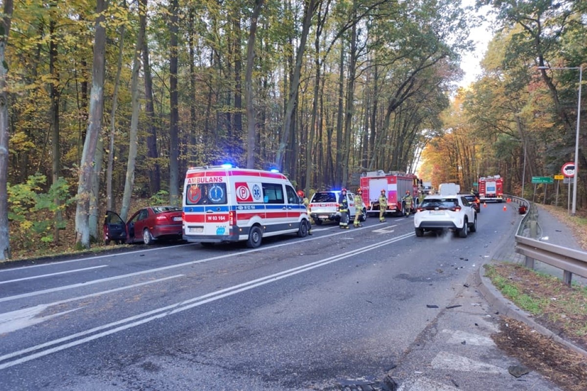 Czosnów. Zderzenie Volvo i Forda w Cybulicach Małych na skrzyżowaniu DW 579 i DW 899. Jeden z pojazdów wpadł do rowu