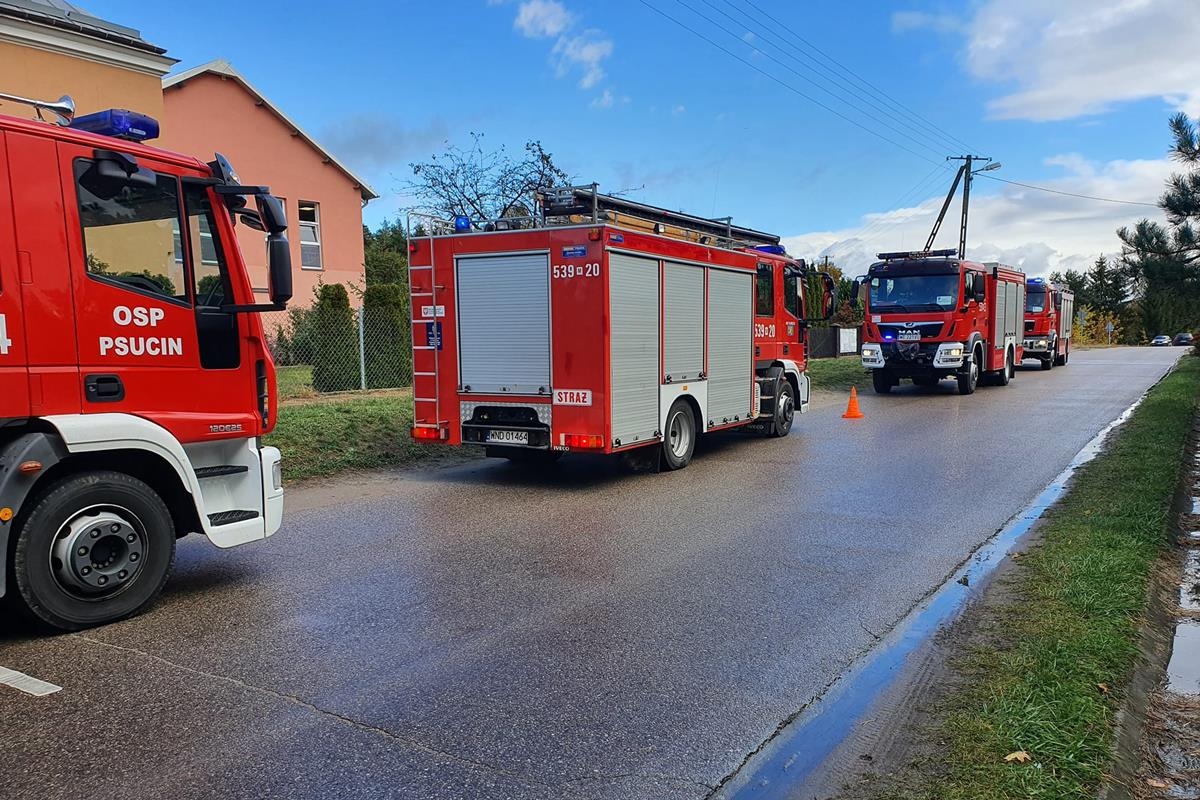 Nasielsk. Wypadek z udziałem dwóch osobówek w Budach Siennickich. Jedna z kierujących kobiet potrzebowała pomocy ratowników