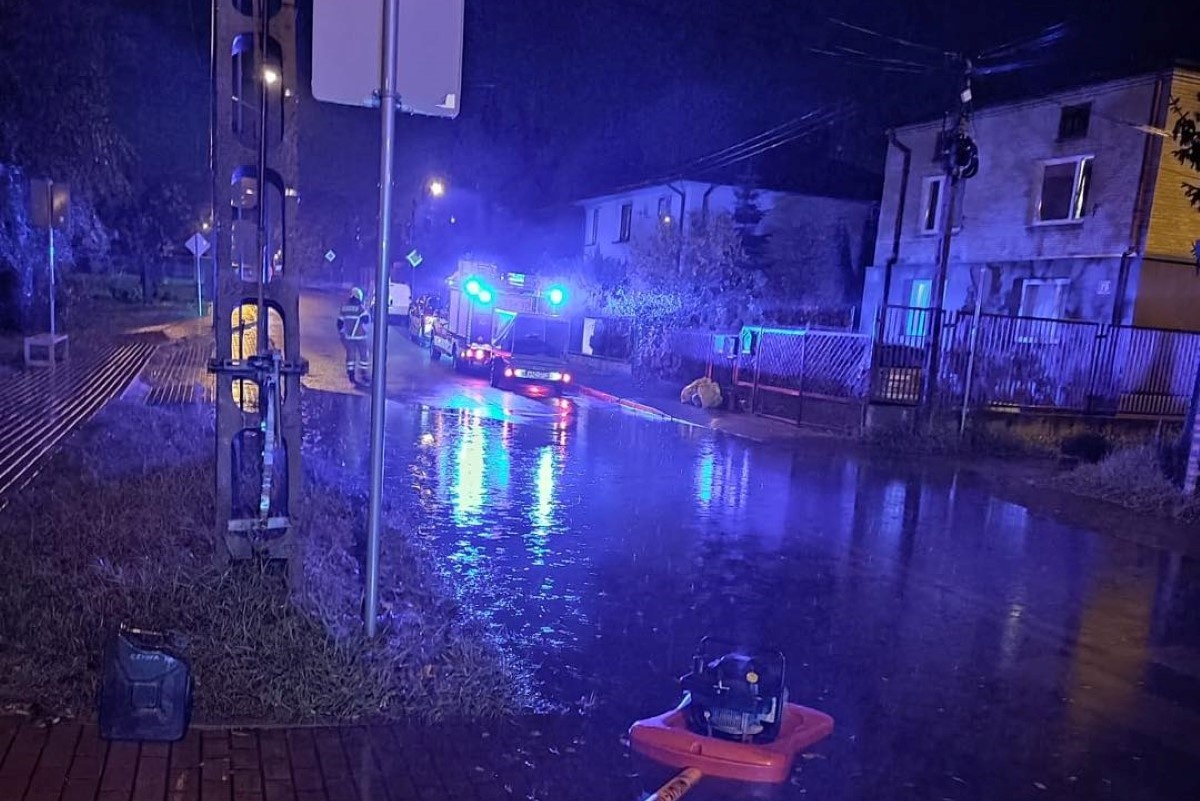 NDM. Znowu wielka kałuża na Długiej. Z pomocą przyszli strażacy, którzy wypompowali wodę z zalanej ulicy