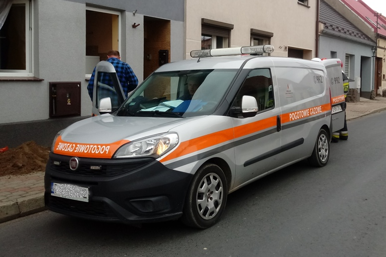 Czosnów. Służby ratownicze wezwane do ulatniającego się gazu w domu w Cybulicach Małych. Starsza kobieta trafiła do szpitala