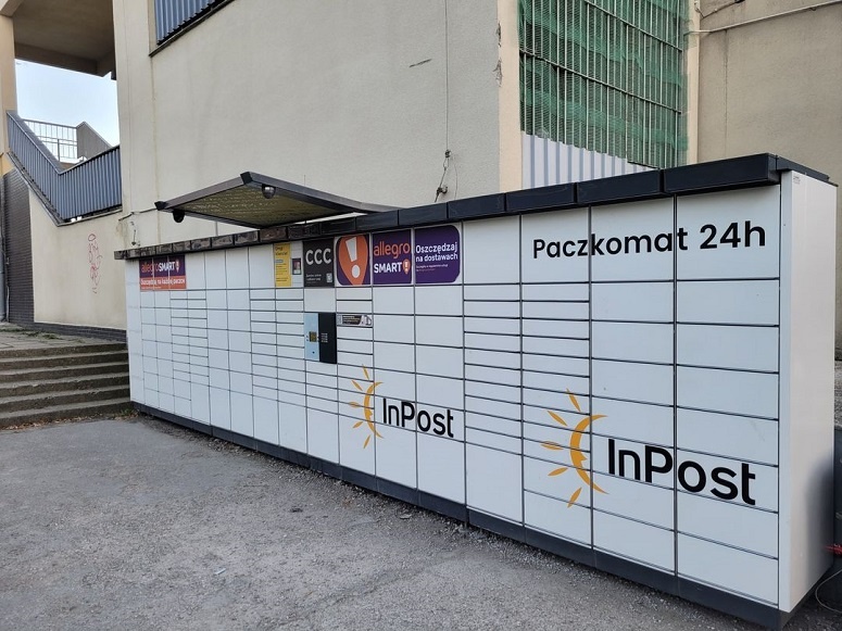 Nowy Dwór Mazowiecki. Roślinność oczyszczająca powietrze na dachach miejskich paczkomatów? Radny Ozdarski zgłosił miasto do inicjatywy InPost Green City!