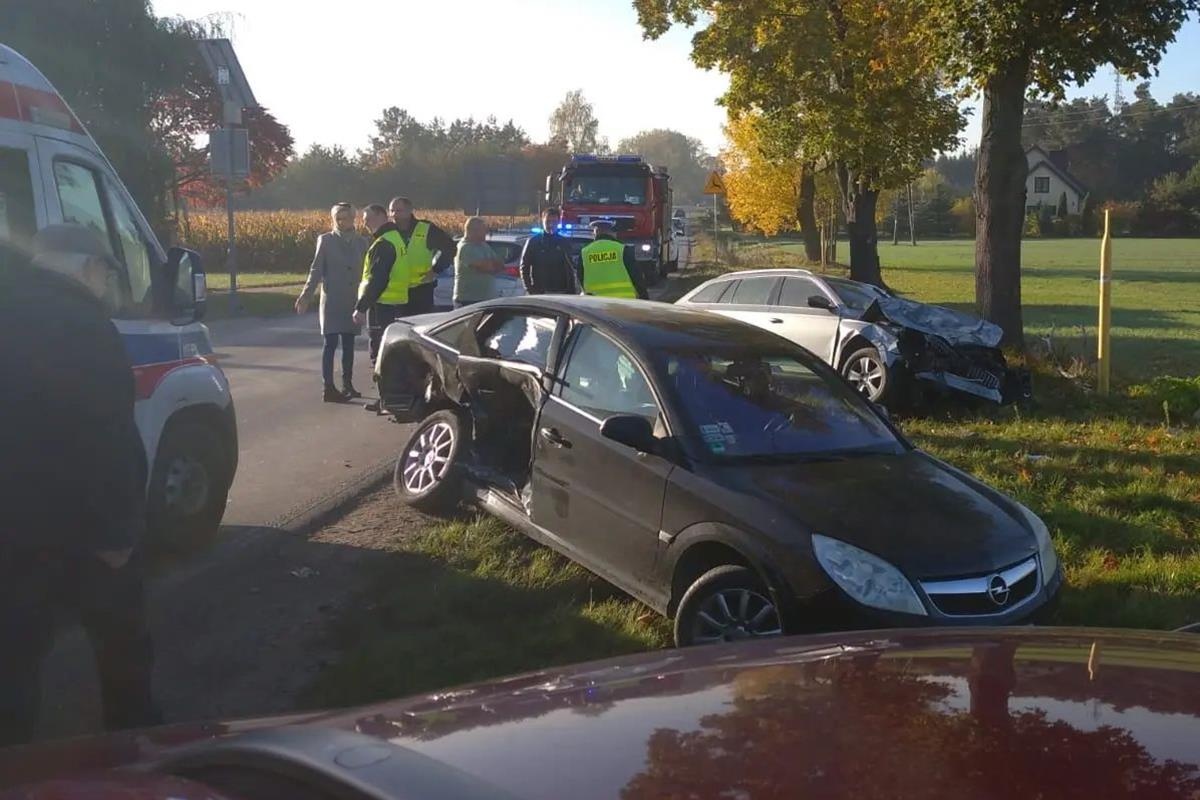Nasielsk. Zderzenie trzech osobówek w Budach Siennickich. Kobieta została zabrana do szpitala
