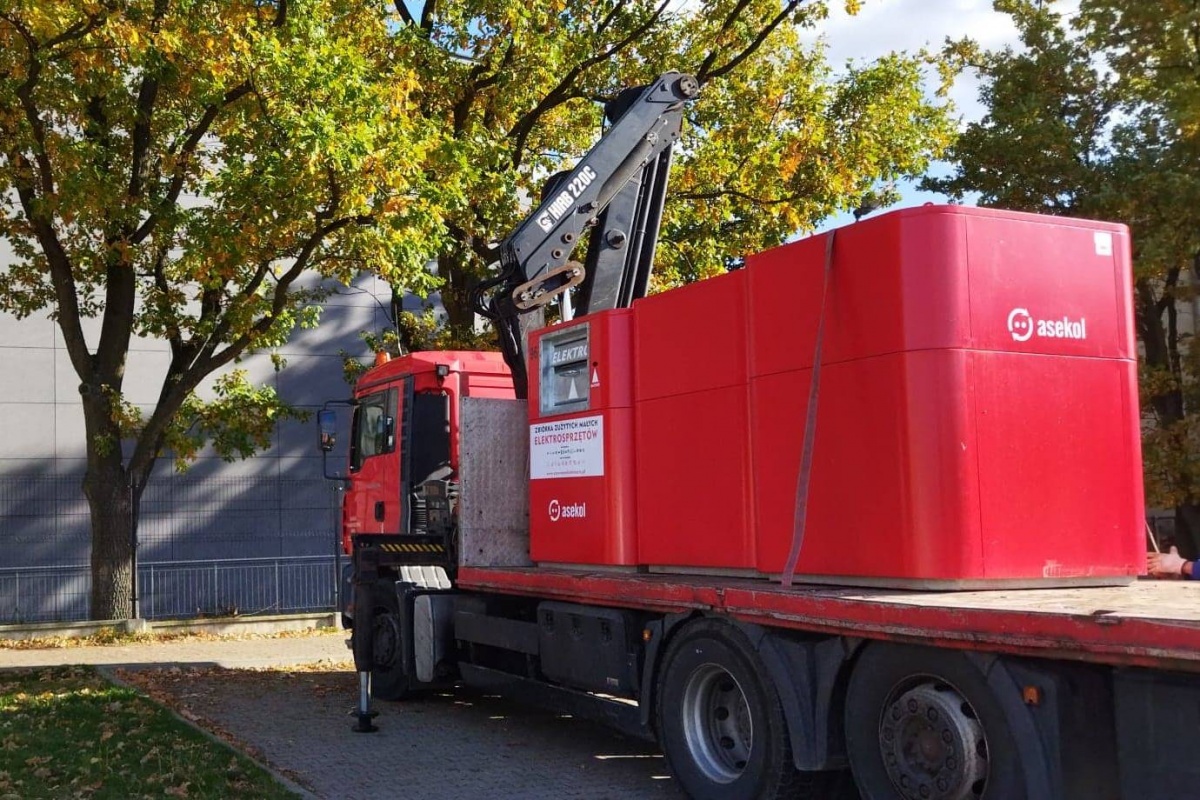 Nowy Dwór Mazowiecki. 5 nowych pojemników do zbiórki małych elektrośmieci. Sprawdźcie, gdzie można zostawić zużyte m. in. baterie! (zdjęcia)