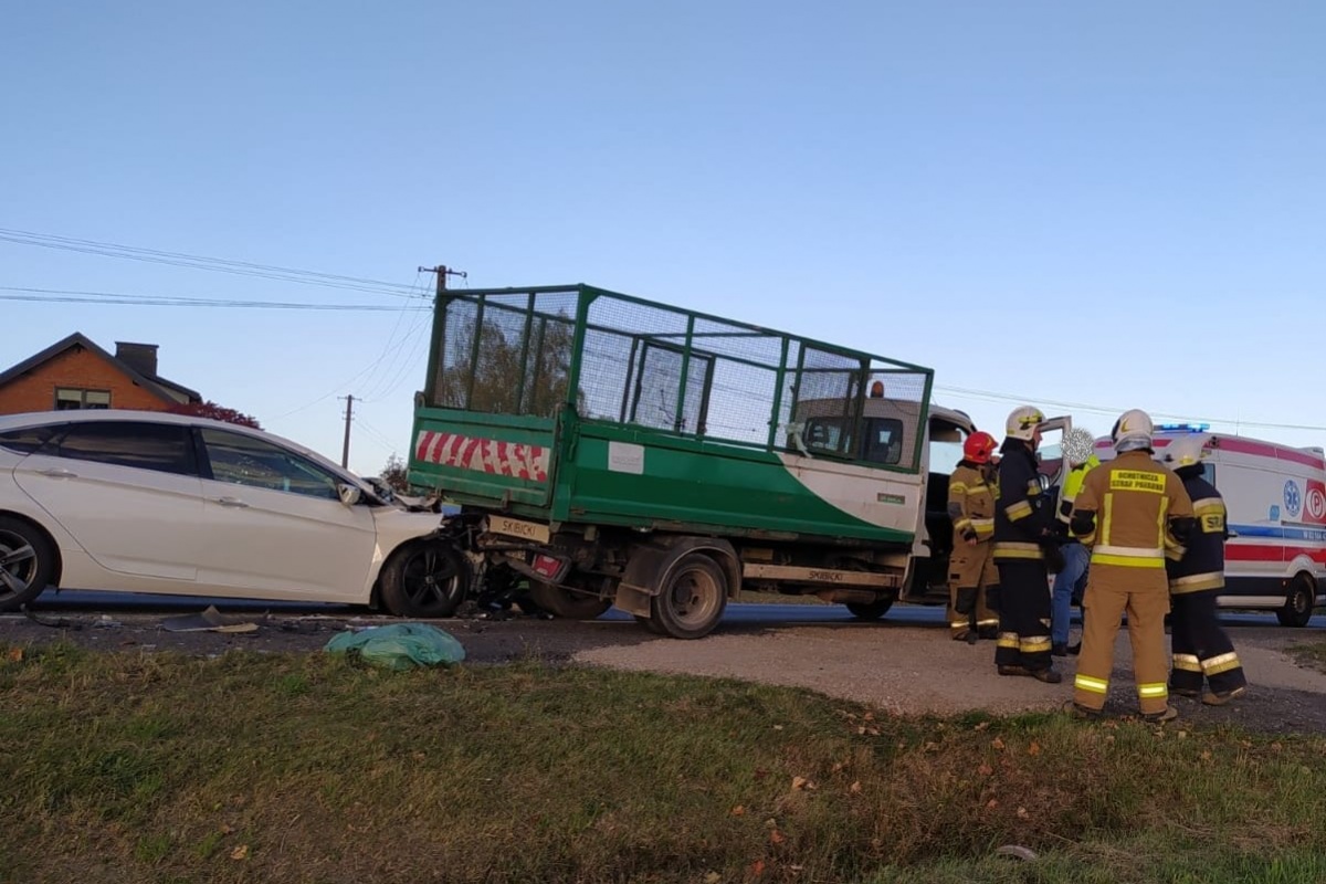 Zakroczym. Zderzenie samochodu osobowego z autem dostawczym w Trębkach Starych na DK 62. Jedna osoba trafiła do szpitala