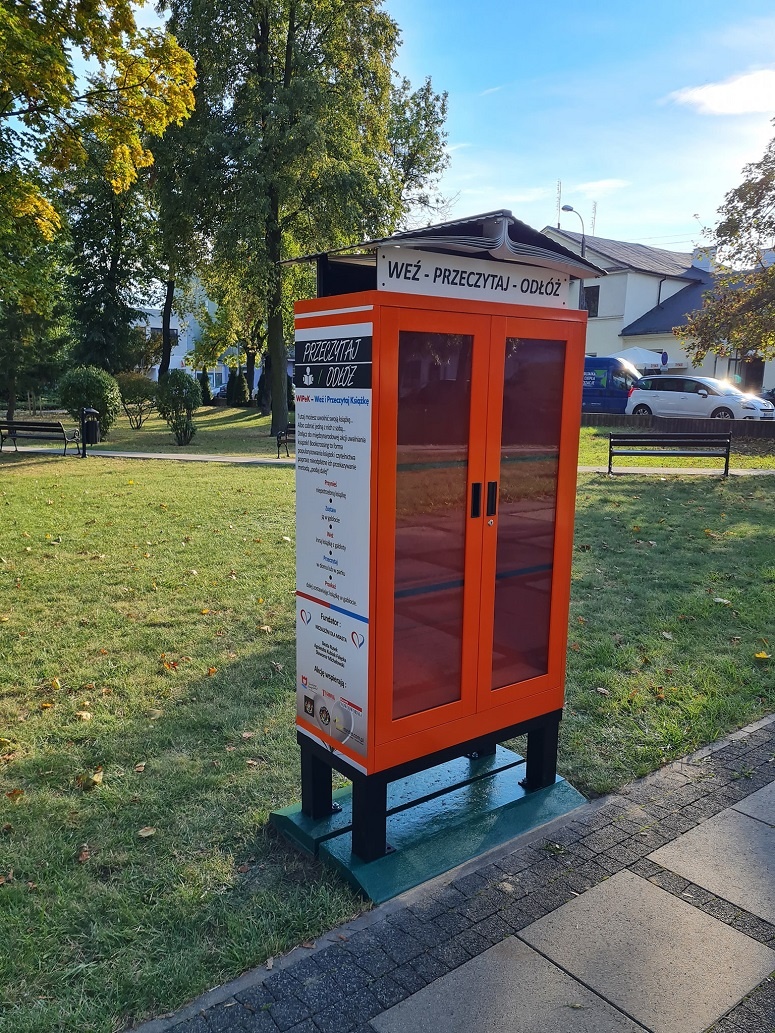 Nowy Dwór Mazowiecki. Książka za książkę w parku im. Józefa Wybickiego. Uruchomiono pierwszą w mieście całodobową plenerową biblioteczkę!