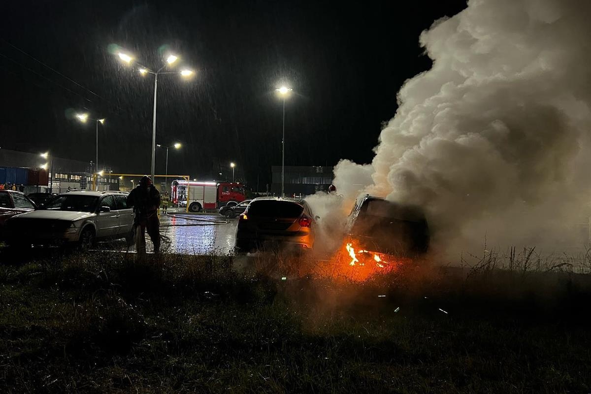 Nowy Dwór Mazowiecki. Pożar dwóch osobówek na wysokości ul. Okunin. BMW doszczętnie spłonęło