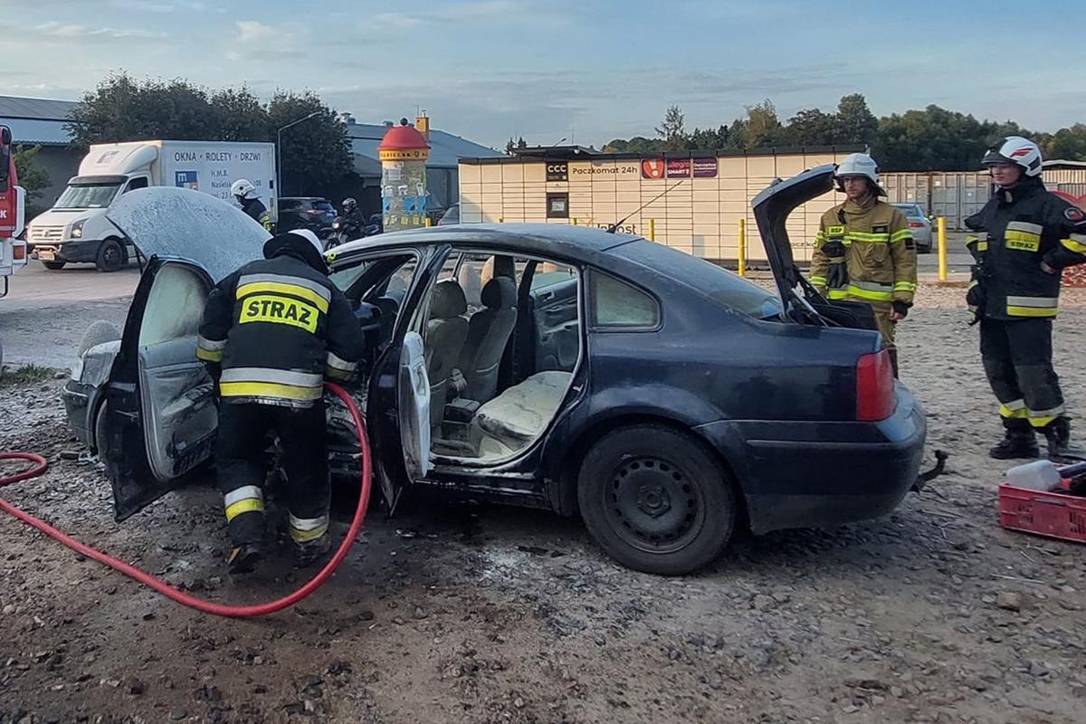 Nasielsk. Pożar osobówki na ul. Tylnej. Z ogniem walczyli świadkowie zdarzenia i strażacy OSP