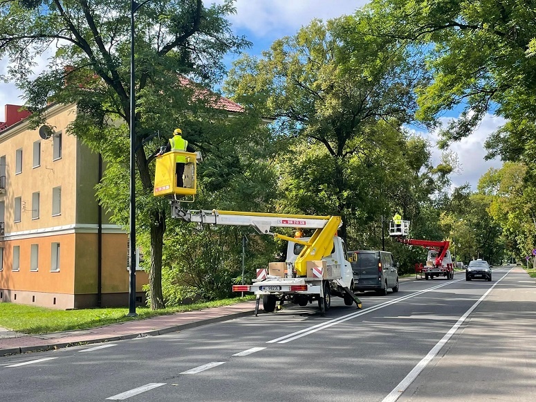 Nowy Dwór Mazowiecki. Automatycznie sterowane lamp rozbłysną w całym mieście! Trwa montaż nowych opraw oświetleniowych