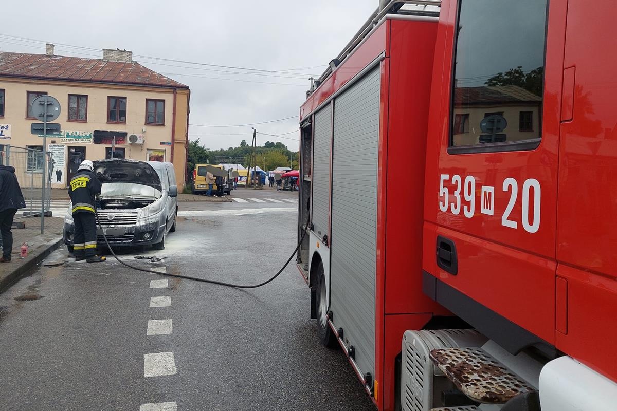 Pożar osobówki w centrum Nasielska. Samochód został częściowo ugaszony przez świadków zdarzenia