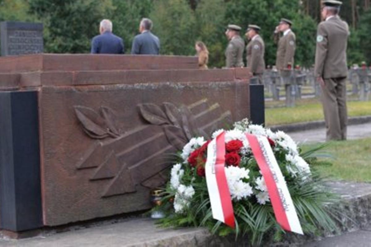 Czosnów.  83. rocznica wybuchu II wojny światowej oraz ofiar egzekucji w Puszczy Kampinoskiej. Uroczystości na cmentarzu w Palmirach