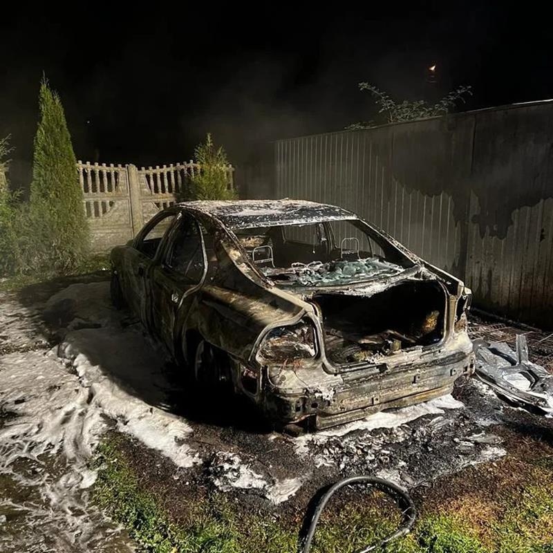 Czosnów. Pożar osobówki w Brzozówce. Auto doszczętnie spłonęło
