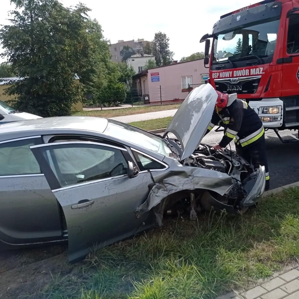 Nowy Dwór Mazowiecki. Stracił panowanie nad autem, wypadł z drogi i ściął trzy znaki drogowe