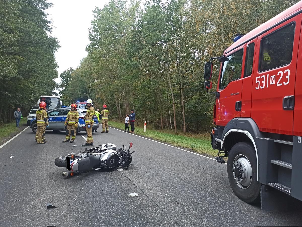 Czosnów. Kolizja motocykla z osobówką. Motocyklista doznał jedynie drobnych obrażeń 
