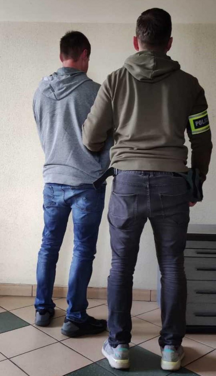 Czosnów. Wrócił z pracy i został zatrzymany. Poszukiwany listem gończym 40-latek w rękach policji