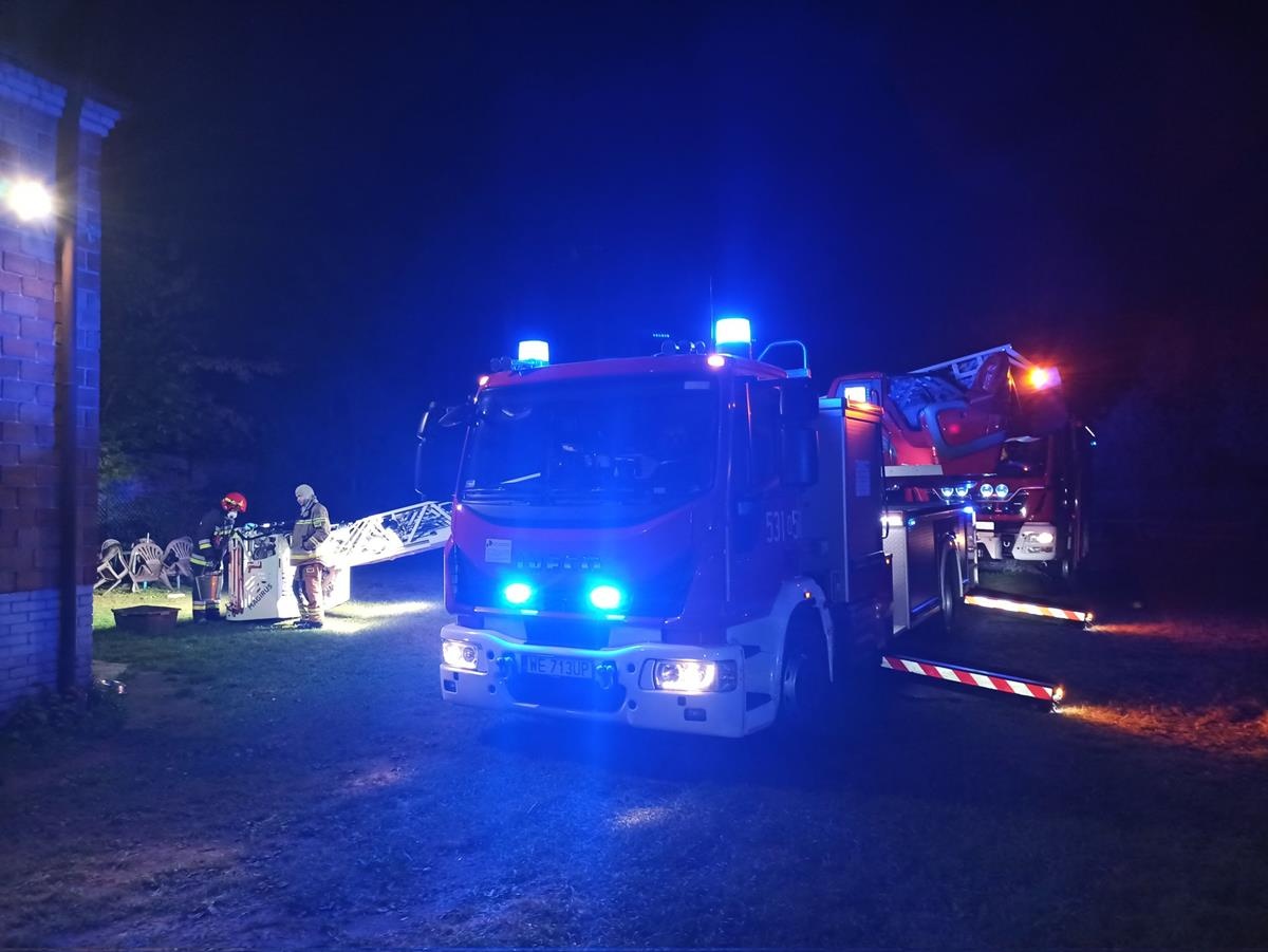 Pomiechówek. Pożar sadzy kominowej w Starym Orzechowie. Na miejscu interweniowały trzy zastępy straży pożarnej