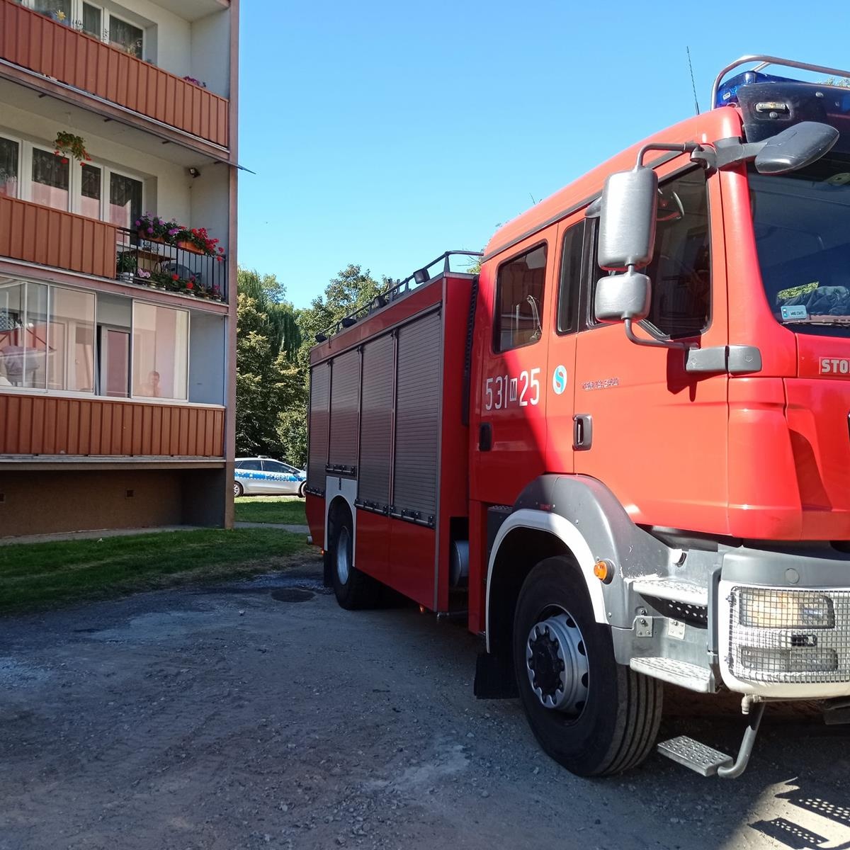 Nowy Dwór Mazowiecki. Pożar na balkonie w bloku przy Obwodowej. Istniało ryzyko wybuchu butli z gazem