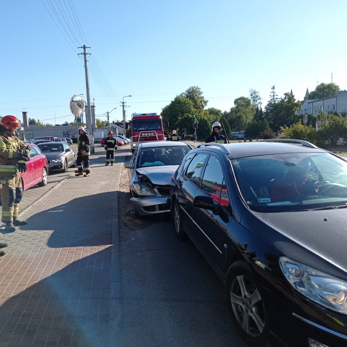 Leoncin. Kolizja dwóch samochodów. Na miejscu interweniowały służby ratownicze