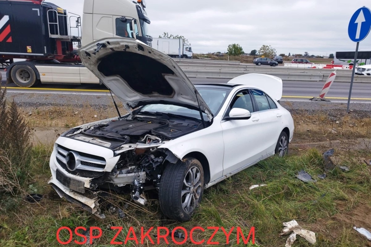 Zakroczym. Na trasie S7 kierowca Mercedesa wpadł w poślizg i wjechał do rowu. Kierowca został zabrany do szpitala