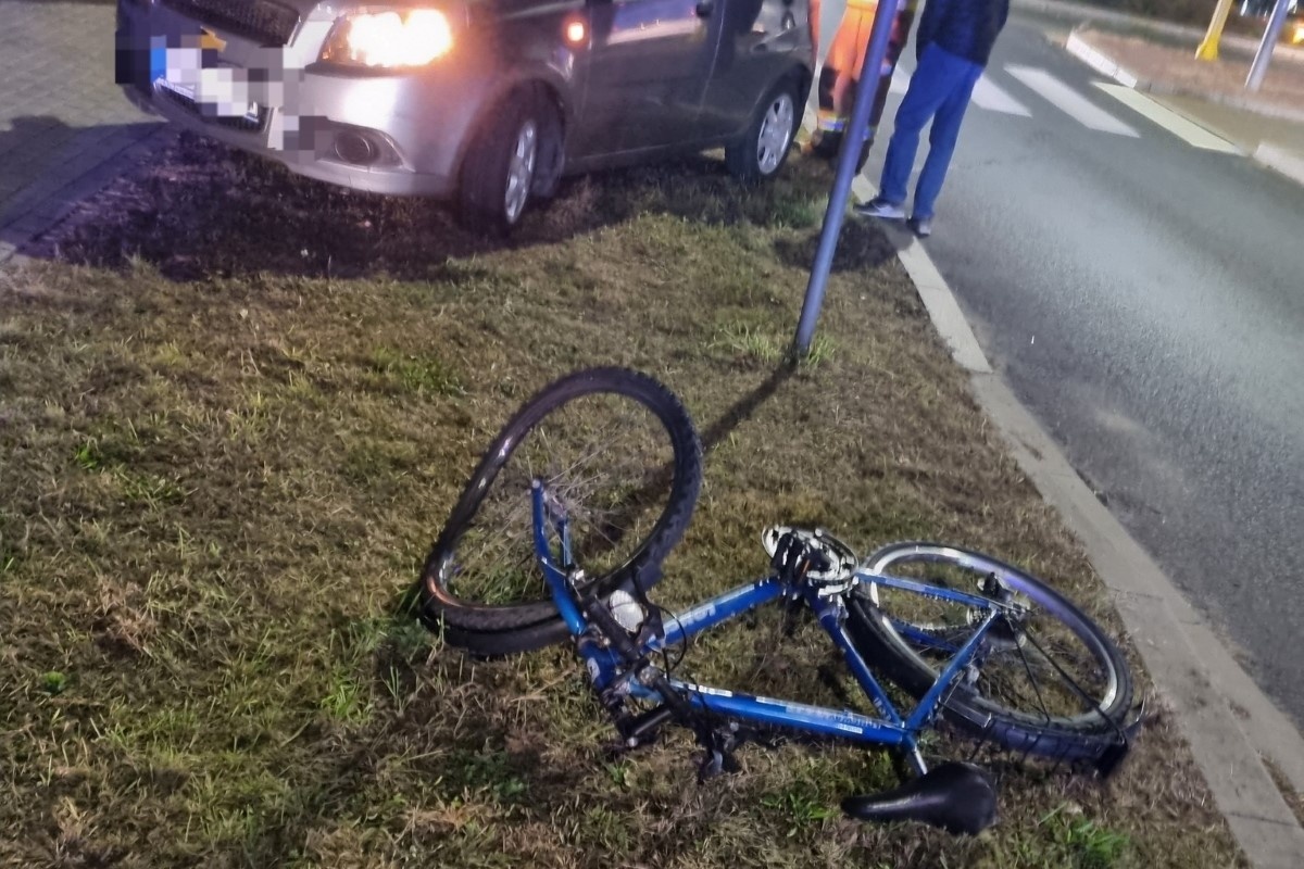 Nowy Dwór Mazowiecki. Rowerzysta po użyciu alkoholu wjechał przed samochód na Paderewskiego. Kierowca jednośladu trafił do szpitala