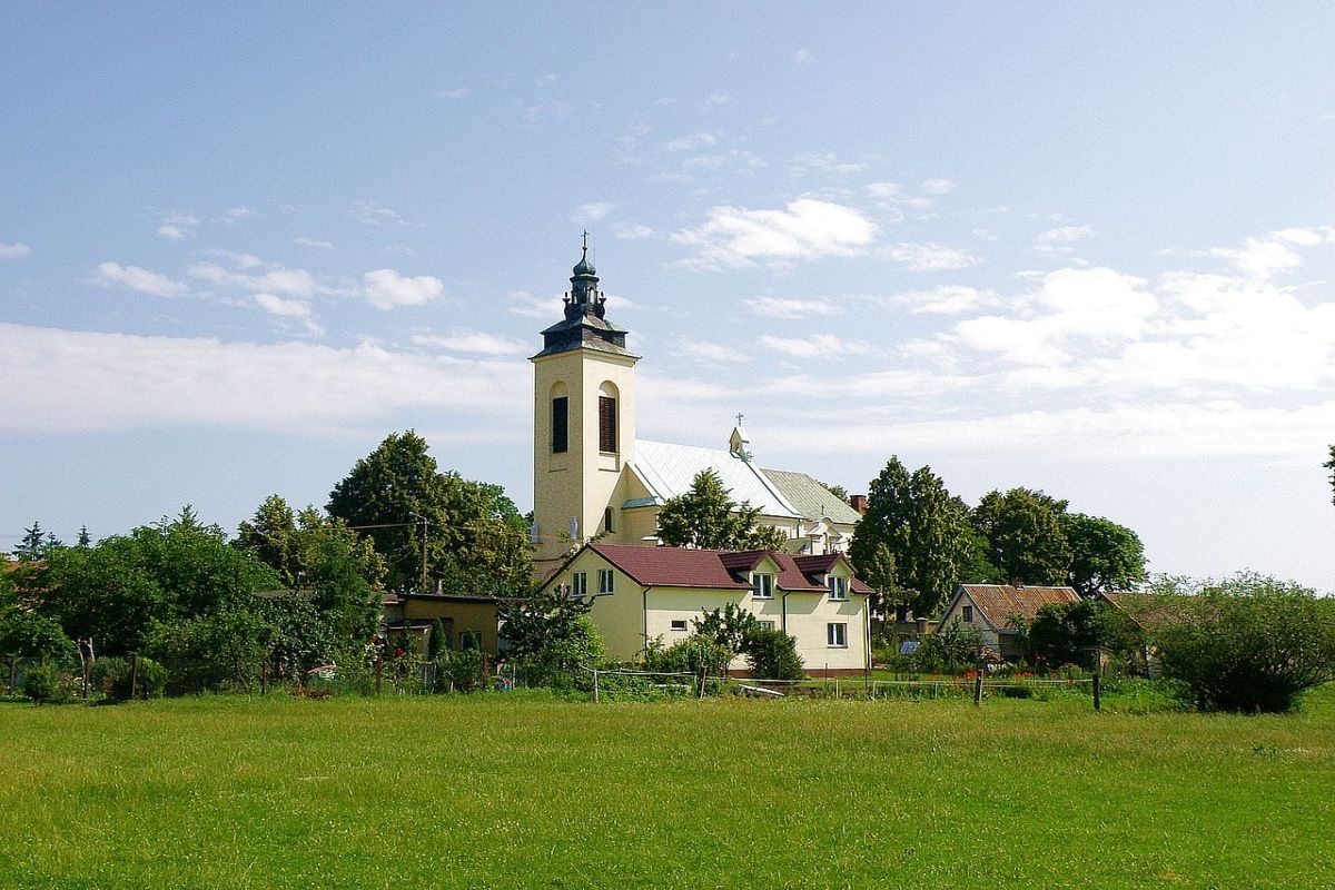 Kościół św. Anny w Pomiechowie czeka remont. Pokrycie dachowe wymaga naprawy