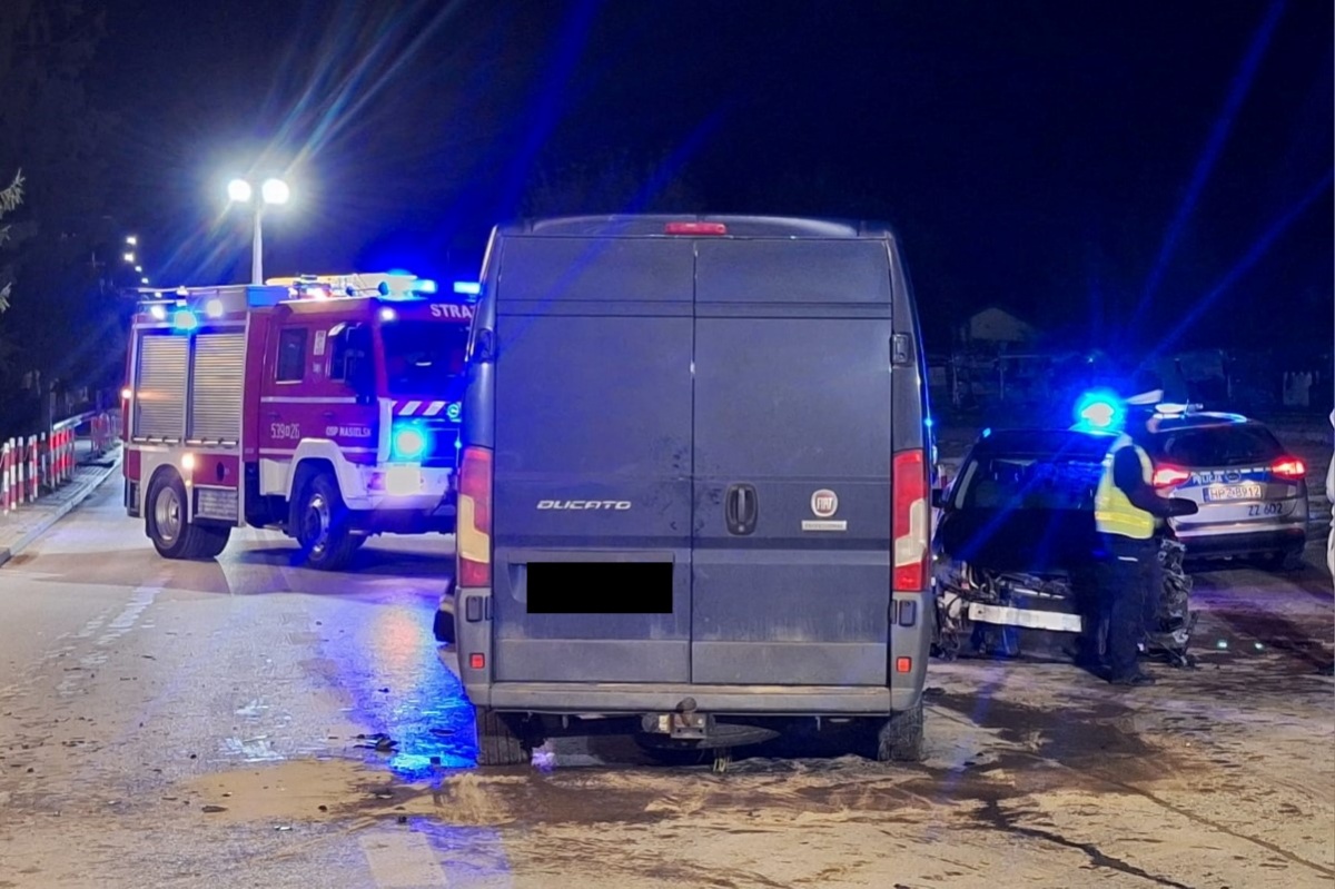 Nasielsk. Zderzenie Audi z dostawczym Fiatem na skrzyżowaniu Młynarskiej i Tylnej