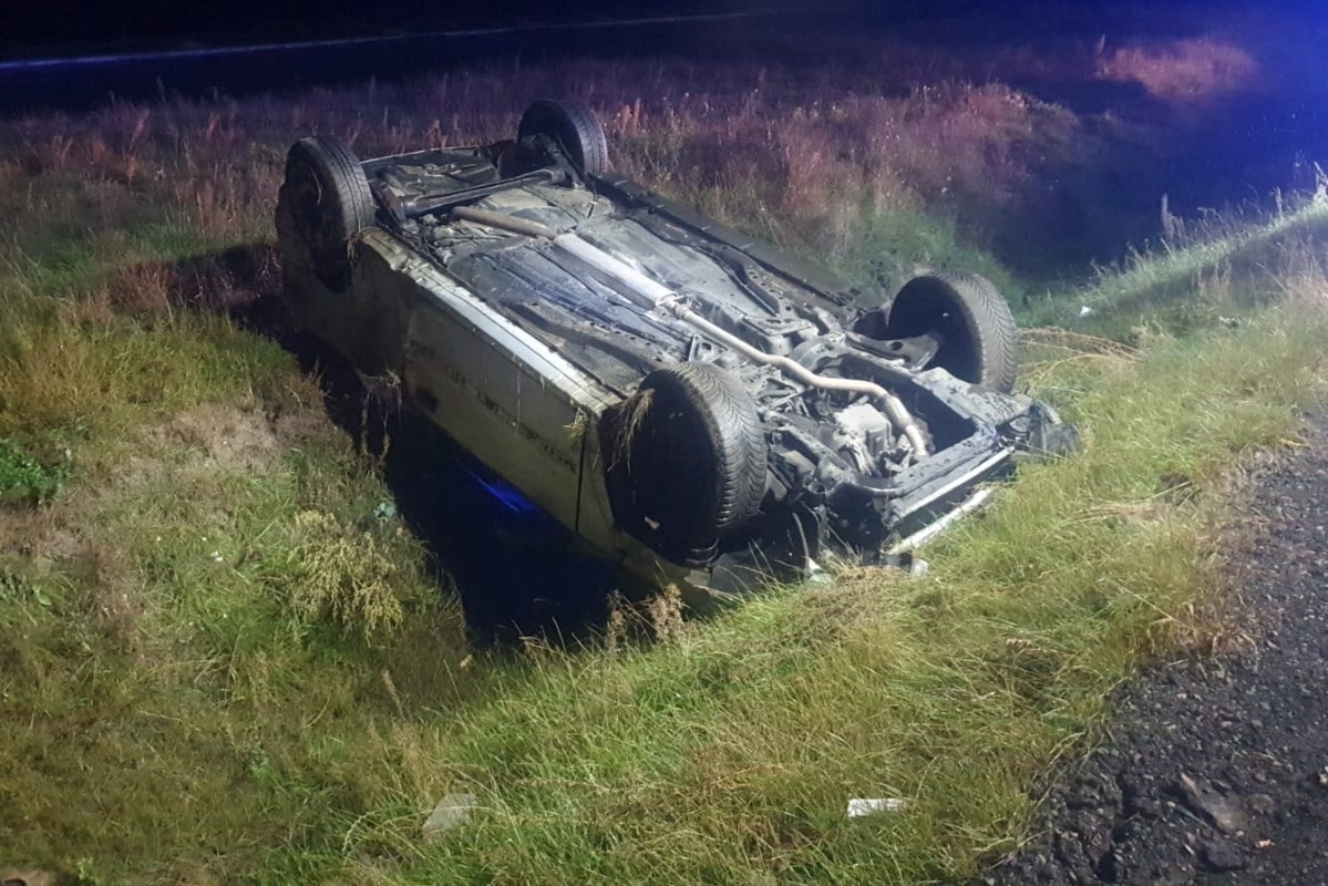 Zakroczym. Kierowca Opla zjechał z trasy S7 do rowu i dachował. Jedna osoba trafiła do szpitala