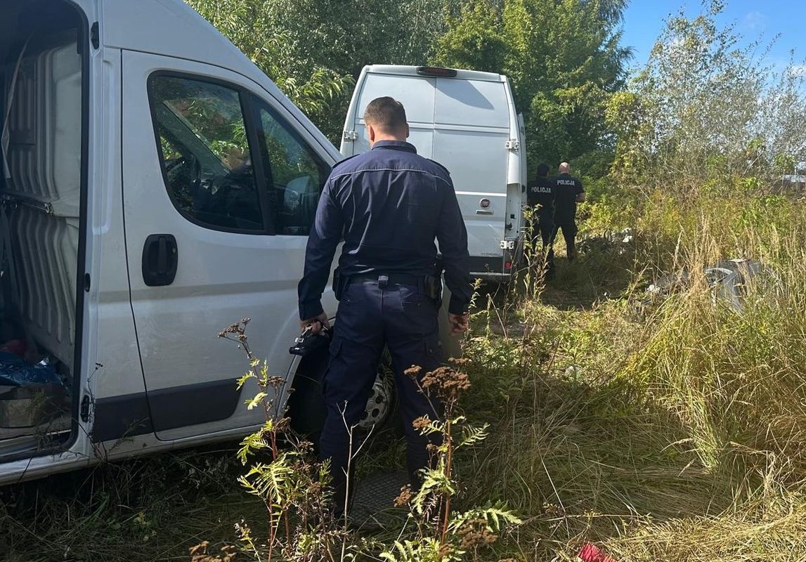 Pomiechówek. Policjanci odzyskali dwa skradzione samochody. Auta już były demontowane