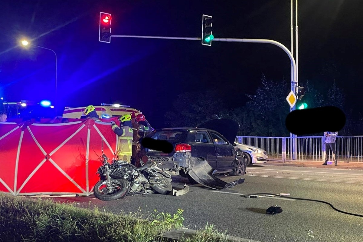 Nowy Dwór Mazowiecki. Śmiertelny wypadek 49-letniego motocyklisty na Warszawskiej. Kierujący audi w szpitalu