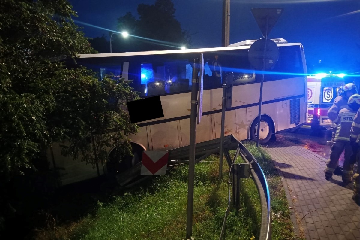 Nowy Dwór Mazowiecki. Zderzenie autokaru z autem osobowym na Chłodnej. Jedna osoba trafiła do szpitala