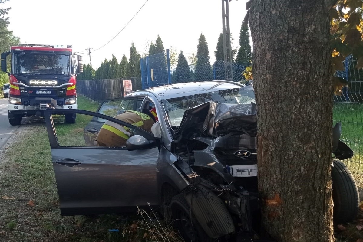 Zakroczym. W Wojszczycach kierująca Hyundaiem zasłabła i uderzyła w drzewo. 30-latka trafiła do szpitala