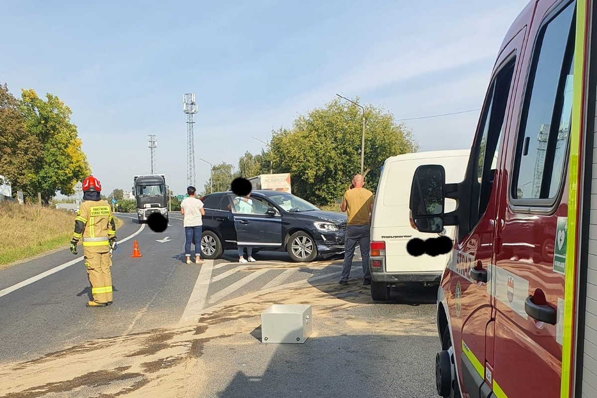 Nowy Dwór Mazowiecki. Kierująca Volvo nie ustąpiła pierwszeństwa przejazdu i doprowadziła do zderzenia z busem na skrzyżowaniu Thommee z Kopernika