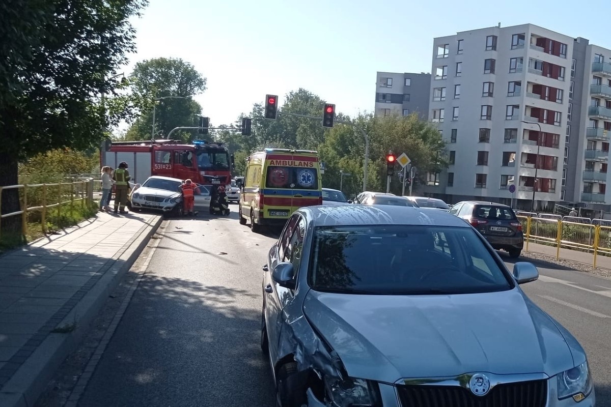 Nowy Dwór Mazowiecki. Zderzenie Mercedesa i Skody na skrzyżowaniu Morawicza z Jarzębinową. Jedna osoba trafiła do szpitala