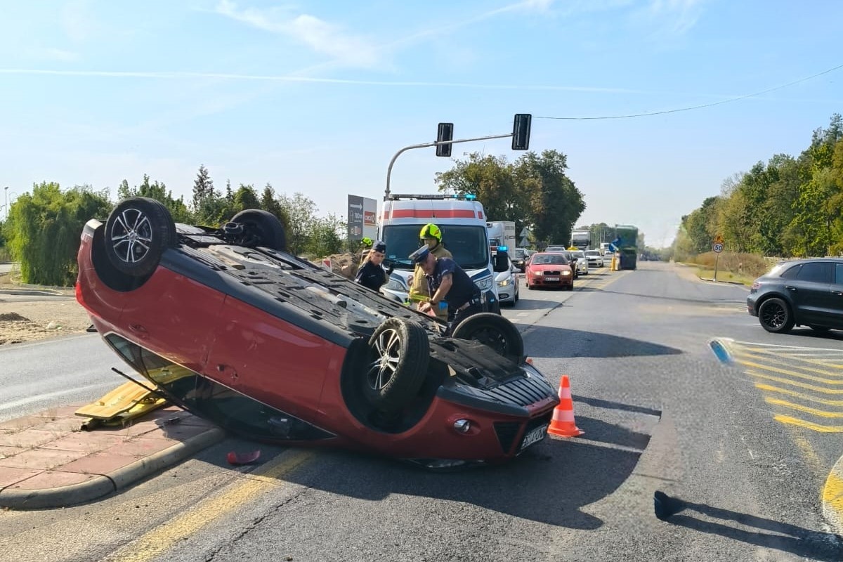 Nowy Dwór Mazowiecki. Zderzenie dwóch aut i dachowanie na DK 62. Jedna osoba trafiła do szpitala