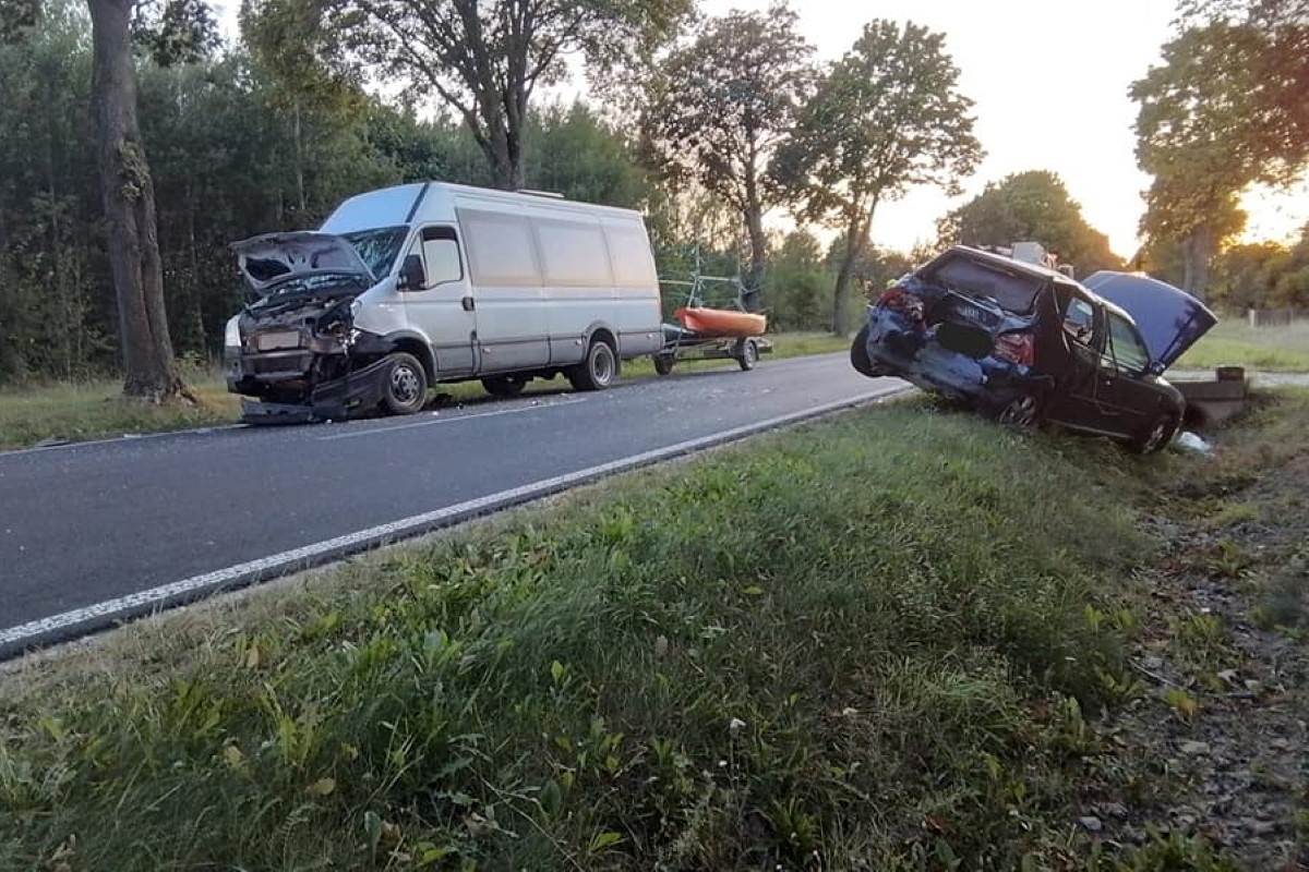 Nasielsk. Zderzenie busa z autem osobowym na DW 571. Jedna osoba trafiła do szpitala