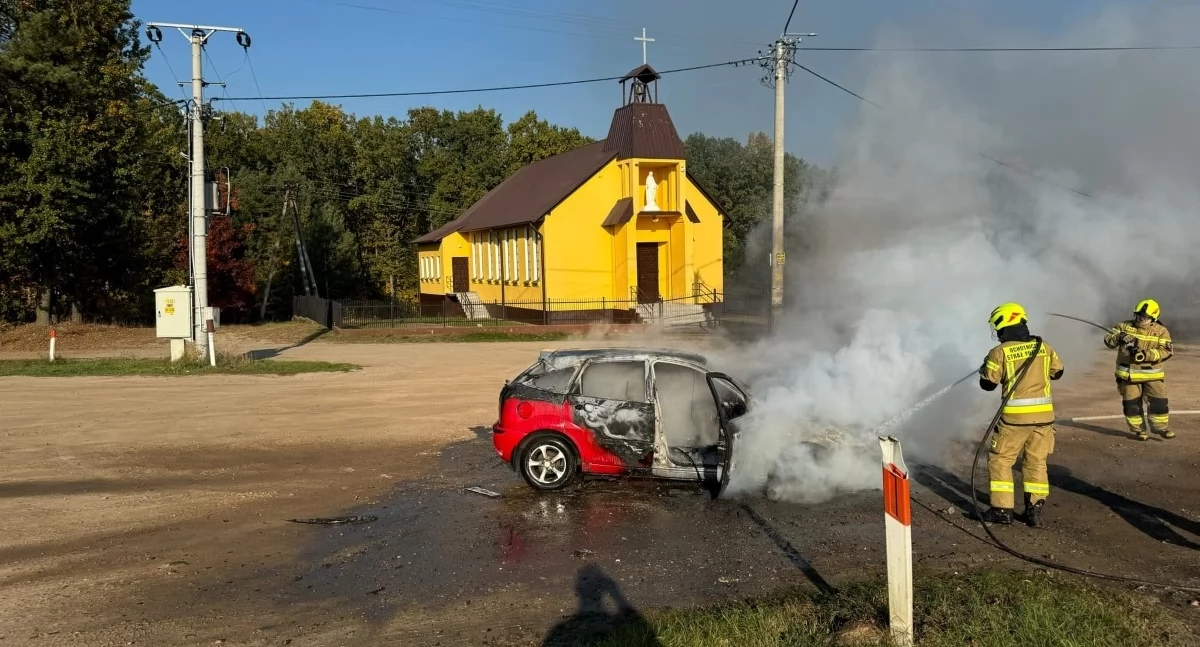Pomiechówek. Pożar Forda w Starym Orzechowie. Pomimo szybkiej interwencji strażaków auto spłonęło doszczętnie