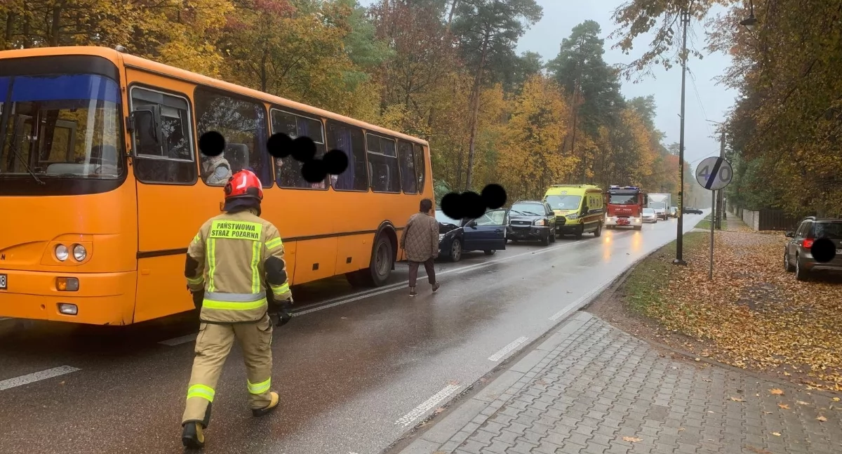 Pomiechówek. Zderzenie dwóch aut osobowych i autobusu szkolnego na Nasielskiej. Kierująca Hyundaiem ukarana mandatem