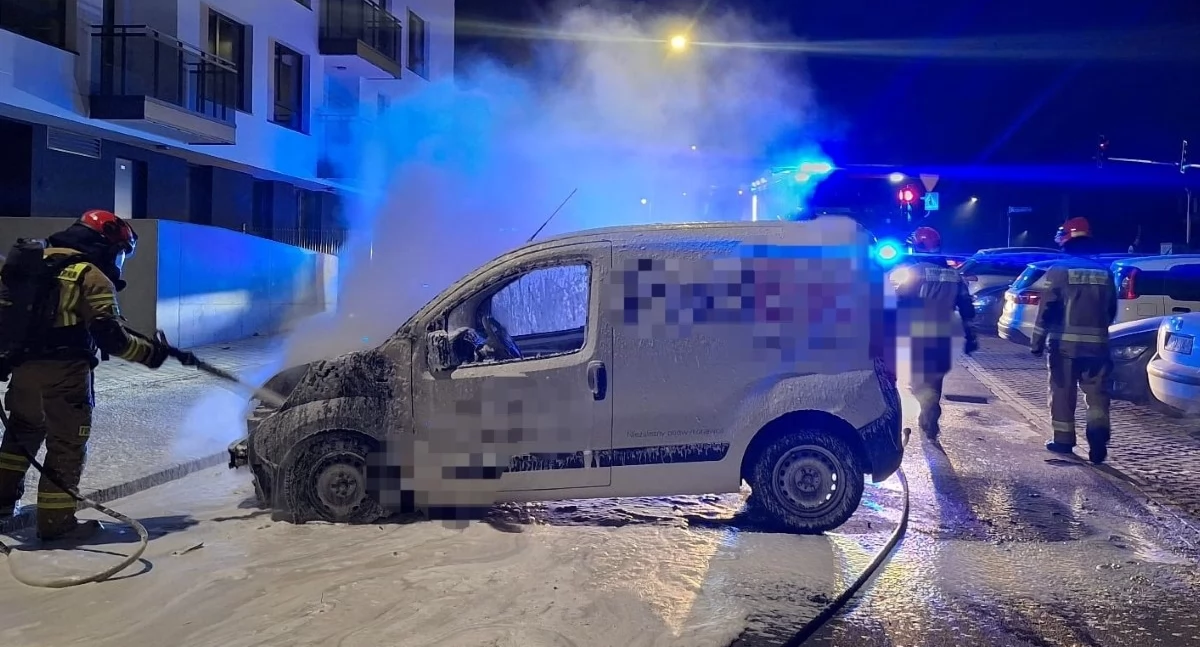 Nowy Dwór Mazowiecki. Pożar auta przy Jarzębinowej. Pierwsi z ogniem walczyli policjanci