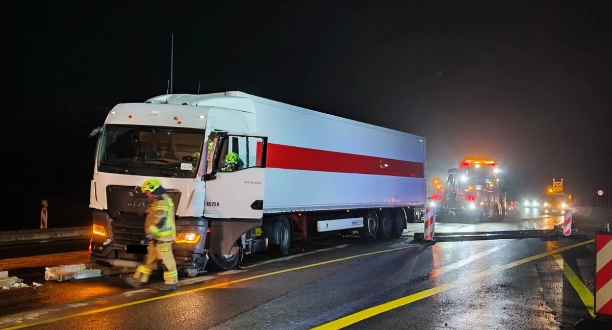 Czosnów. W Kazuniu Nowym kierowca ciężarówki uderzył w betonowe bariery. Jechał za szybko