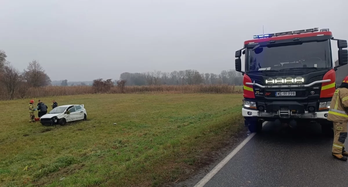 Czosnów. W Kazuniu Nowym kierowca Fiata wpadł w poślizg, zjechał z drogi wojewódzkiej nr 579 do rowu i dachował