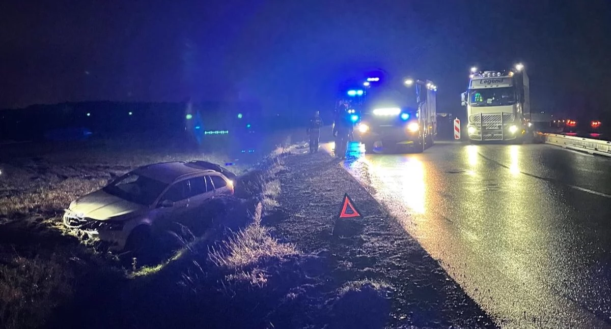 Zakroczym. Na trasie S7 kobieta kierująca Skodą uderzyła w betonowe bariery drogowe i zjechała do rowu. Jechała za szybko 