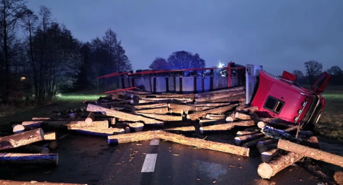 Leoncin: Ciężarówka z drewnem zablokowała DW575