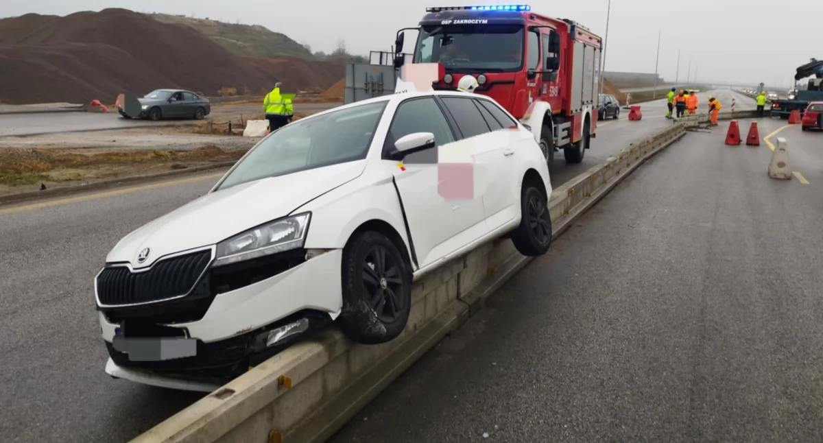 Zakroczym: Kolizja na S7: skoda fabia uderzyła w barierki