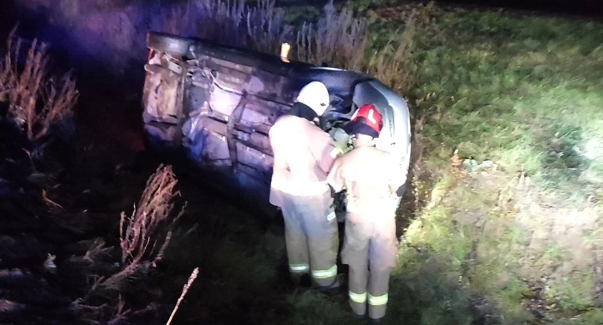 Zakroczym. Kierowca Audi jechał zbyt szybko - wypadł z trasy S7 do rowu. Auto przewróciło się na bok. Pasażerka trafiła do szpitala