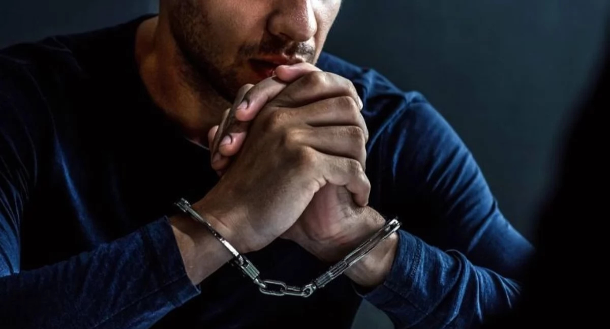 Nowy Dwór Mazowiecki. 34-latek nękał, nachodził i groził byłej partnerce. Mężczyzna podczas interwencji policjantów schował się  w szafie