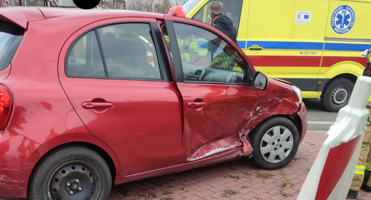 Czosnów. Zderzenie Nissana i Mercedesa na skrzyżowaniu trasy S7 i ulicy Warszawskiej. Jedna osoba trafiła do szpitala