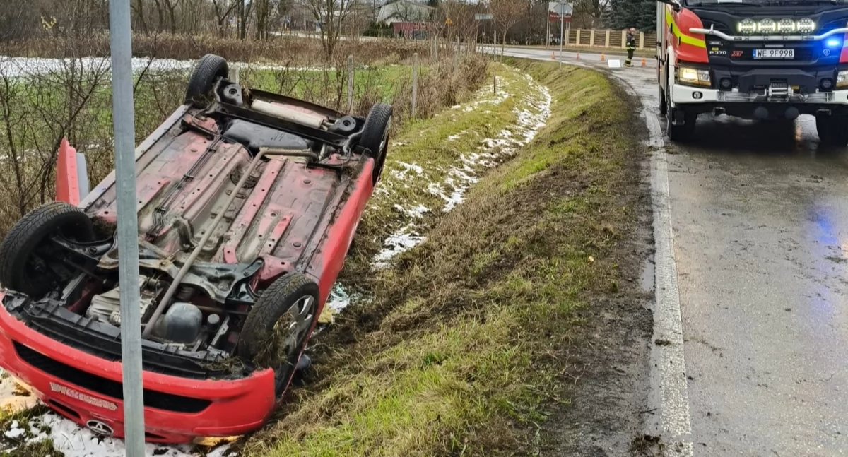 Nowy Dwór Mazowiecki. Kierująca Toyotą w wyniku najechania na plamę ropopochodną wpadła w poślizg, zjechała do rowu i dachowała