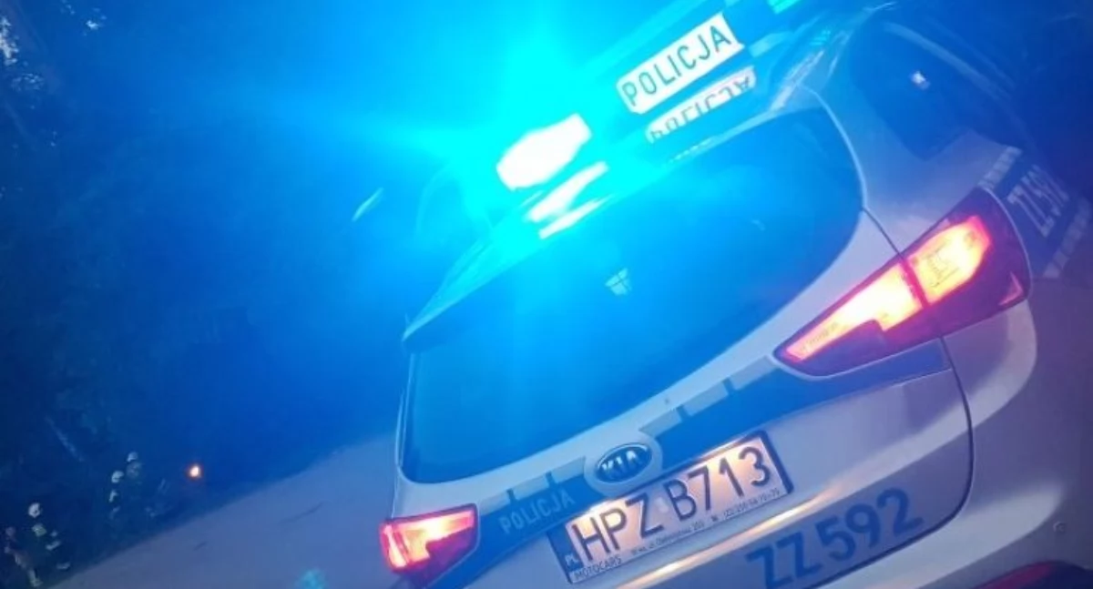 Czosnów. W Kazuniu Nowym kierowca Volkswagena jechał za szybko i uderzył w betonowe bariery. Mężczyzna został ukarany mandatem