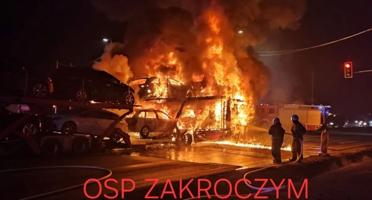 Zakroczym. Pożar lawety transportującej auta osobowe na trasie S7. Oprócz pojazdu ciężarowego spłonęło sześć przewożonych samochodów