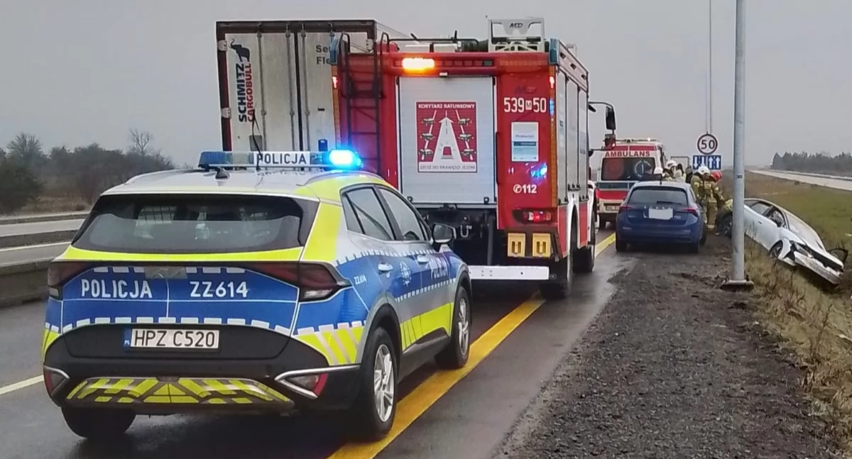 Zakroczym. Kierowca Volkswagena zjechał z trasy S7 do rowu. 40-latek trafił do szpitala