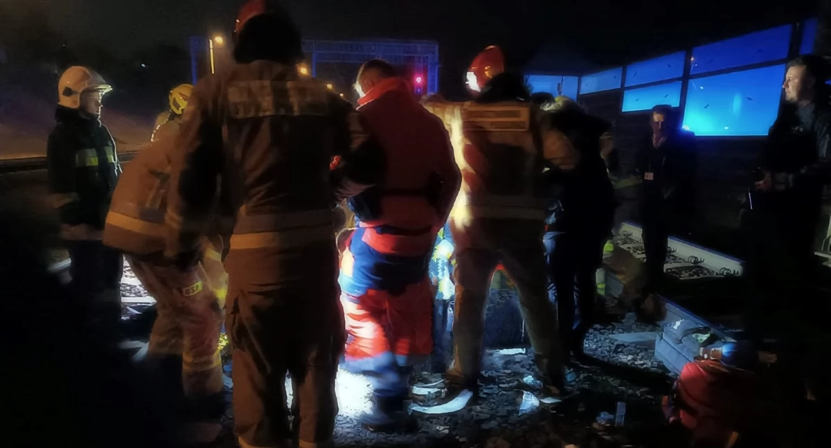 Nowy Dwór Mazowiecki. Mężczyzna wpadł pod pociąg na stacji Modlin. Nieprzytomny 27-latek trafił do szpitala